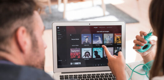 L'intrattenimento corre online: boom per i servizi streaming