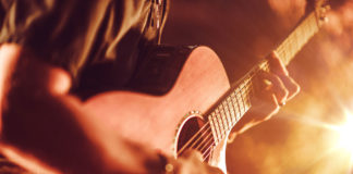 Un disco con una chitarra scordata: l’esordio di Mauro Calderone Un disco con una chitarra scordata: l’esordio di Mauro Calderone